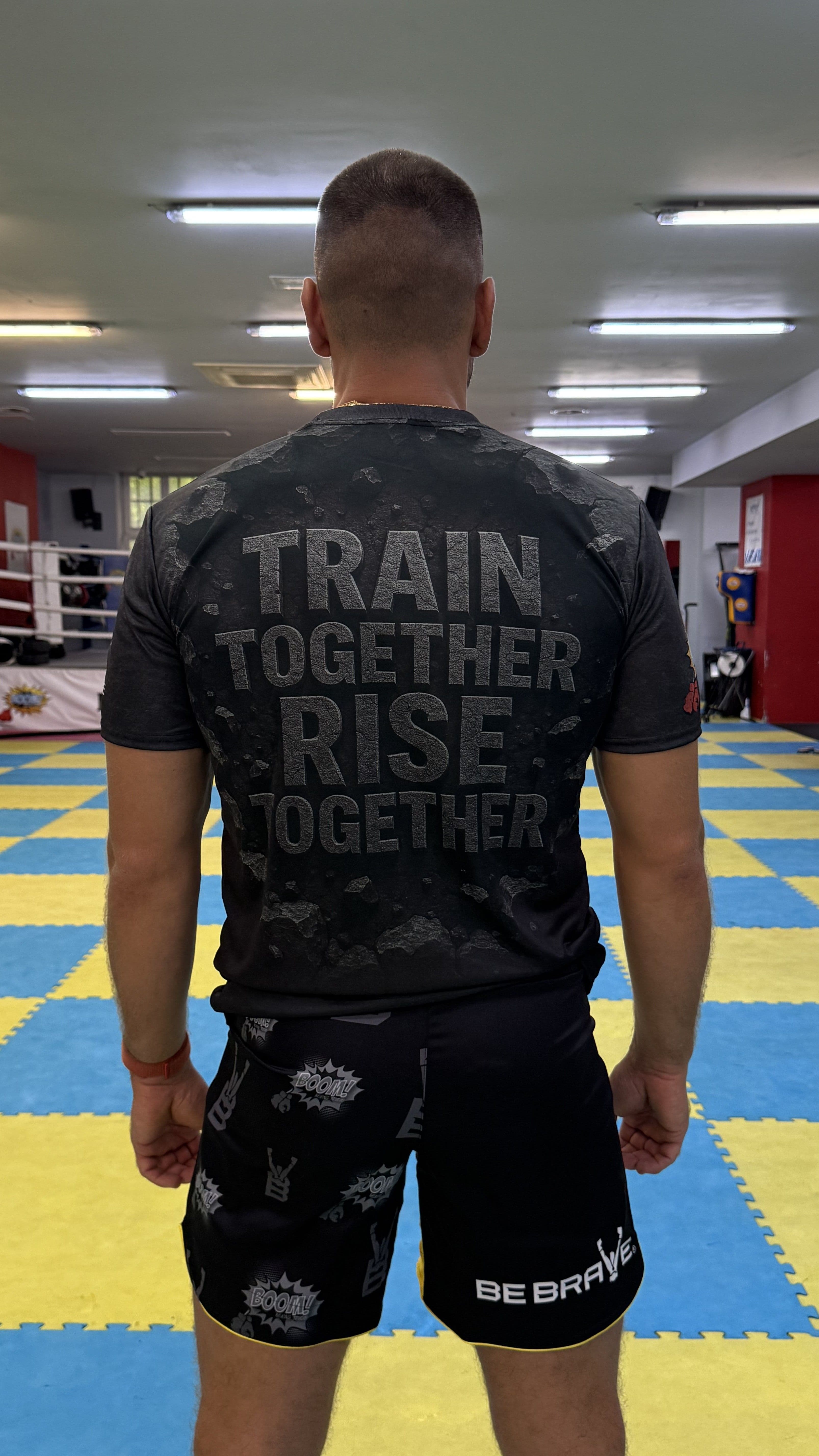 Boom Boxing Studio Tee “Train Together Rise Together” - pokaż zdjęcie 4